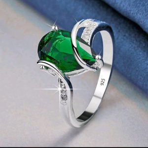 Anillo en plata ley 925 con esmeralda