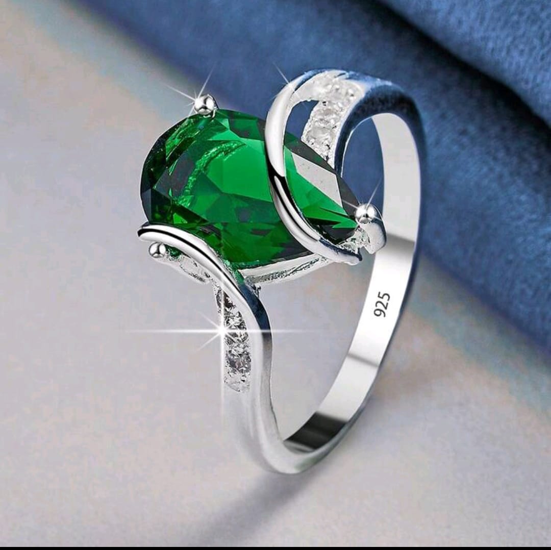 Anillo en plata ley 925 con esmeralda